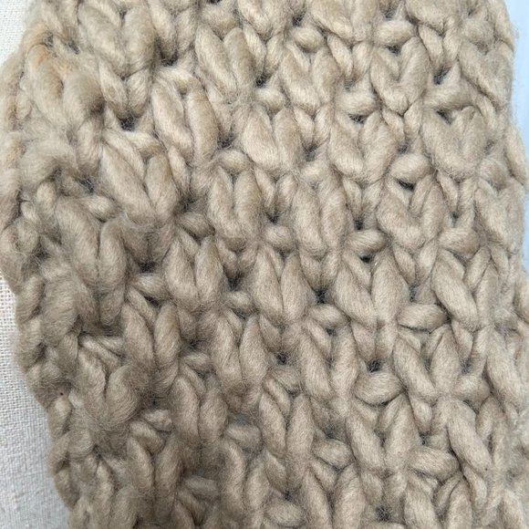 Old Navy Chunky-Knit Infinity Scarf- Beige - Picture 3 of 3